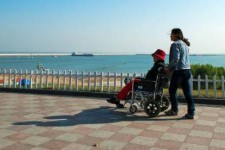 北海八旬老人推轮椅带老伴游中国(为了方便推轮椅带老伴出门)