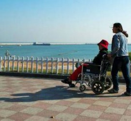 北海八旬老人推轮椅带老伴游中国(为了方便推轮椅带老伴出门)